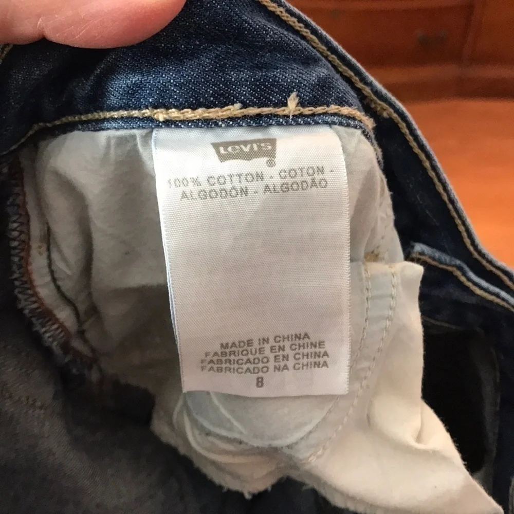 EUC Levi’s distressed boyfriend jeans